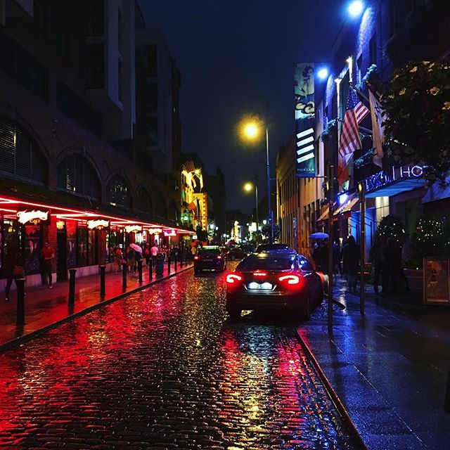 Rainy walk to dinner over the cobblestones. #dublin #ireland #nightlife #dinner #irish #night