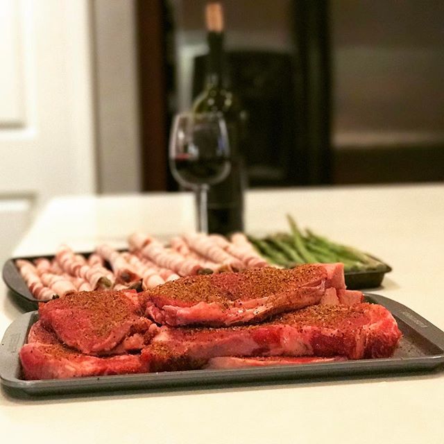Prepping dinner. Inspired by our @desertturtleracing team meal at King of the Hammers. #steak #vino #bacon #asparagus