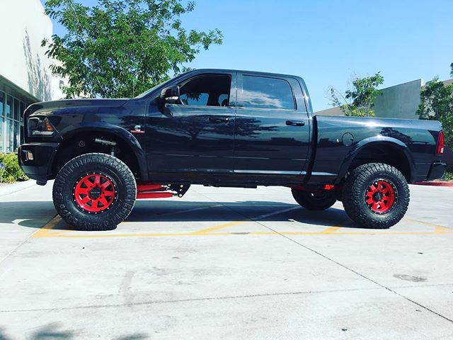 Battle Ram suspension, wheels, tires, and a little bit of red. @pure_performance @racelinewheels @motechperformance @armedallc #desertturtleracing #chase #phaseone